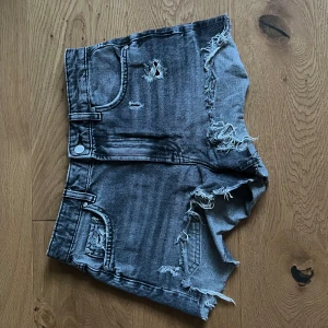 Jeansshorts Zara - Hejj🤗 jag säljer mina shorts från zara eftersom de är lite för stora, de är endast använda fåtalet gånger!!😋 De är i strl 36 och är mid raise, och passar ungefär s-m😍🙌