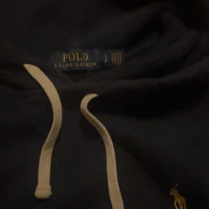 Ralph Lauren Hoddie - Mörk blå Ralph Lauren hoddie Storlek:Xs Skick:8:10 Defekter: liten defekt på slutet på h arm.