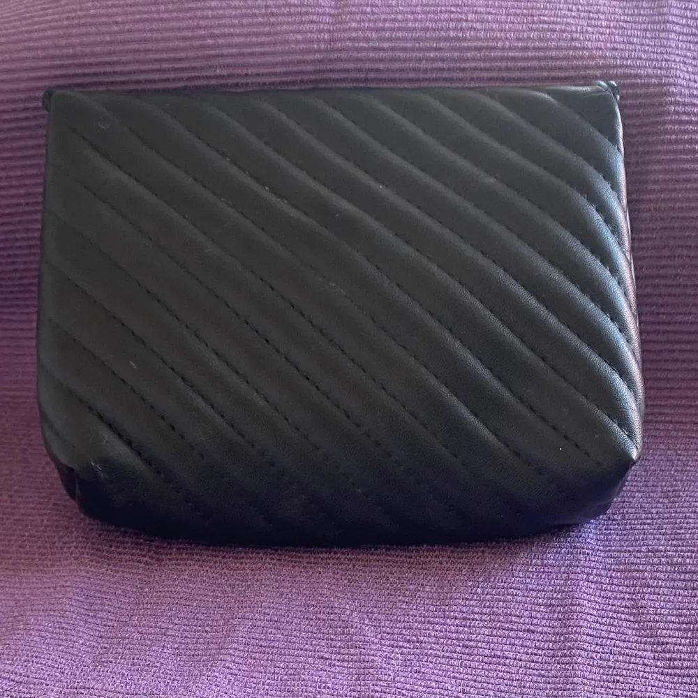 Balmain kuvert/smink väska i svart. Mått 16x13cm I fint skick.. Asusteet.