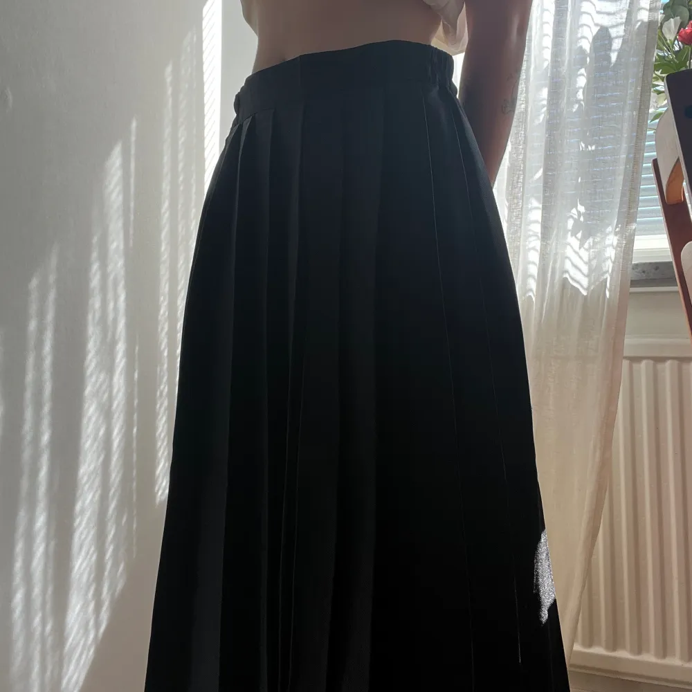 Svart lång plisserad kjol Sparsamt använd och i fint skick!  Storlek XS Midja: 33 cm rakt över Längd: cirka 79 cm. Kjolar.