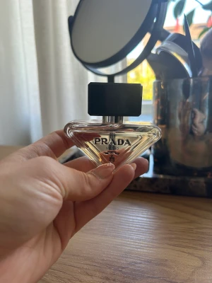 Parfym - Prada Paradoxe Eau de Parfum 30ml, Pradas nya ikoniska signaturdoft. Använd vid endast något tillfälle, gillade inte doften på mig. Använt 1-2 sprut.   Har inte kvar orginalkartong men kan intyga äkthet genom beställningsbekräftelse mailet. Blommig doft. 