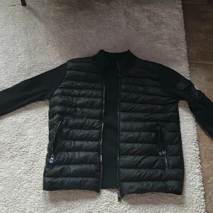 Moncler Jacka  - Min jacka är i ett fint skick. Man kan scanna jackan och då kommer man in på Moncler hemsida. Bra skick. Priset är inte fast. 