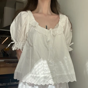 Blus och shorts  - Sötaste setet med blus och shorts, pyjamas eller som sommarset!  Endast provat!  Storlek XS Hade en liten fläck på ryggen när jag fick den men är borttagen med Vanish, så endast en vitare fläck som endast syns om man verkligen kollar!