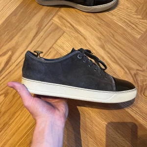 Sneakers Lanvin Cap Toe storlek 42-43 grå - Sneakers Märke: Lanvin Färg: Mörkgrå Storlek: UK 7 (EU 41) men passar 42-43