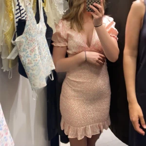 Sommar klänning💞 - En fin klänning från zara💞perfekt till en skolavslutning.