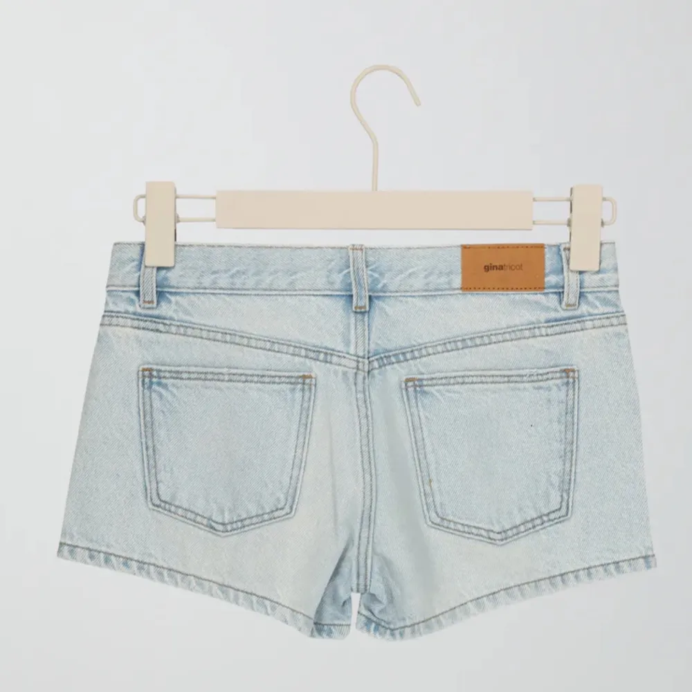 Säljer ett par oanvänd shorts från Gina Young, dom är helt slut på nätet. Inga defekter hör av er om frågor❣️. Shorts.