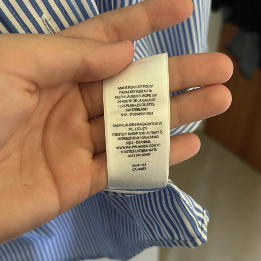 Säljer nu min Ralph Lauren skjorta då jag inte använder den längre. Ny pris 1600 och skjorta är i 10/10 skick! Skriv vid mer frågor😄. Skjortor.
