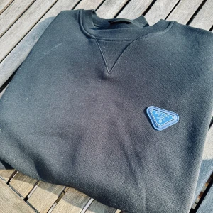 Oanvänd Prada sweater - Helt oanvänd AAA-sweater direkt från fabriken. Exakta detaljer och klassisk modell. Först till kvarn, intresserad av snabb och seriös affär.