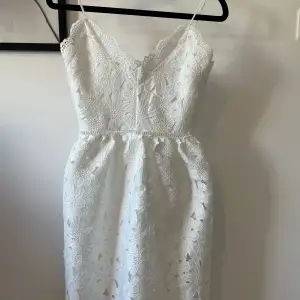 Fantastiskt fin klänning i spets från H&M, endast använd en gång. Storlek: 32. Perfekt för skolavslutningen! 🤍