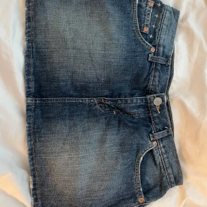 Jeanskjol - Så fin jeanskjol som tyvär inte passar. Jätte bra skick! Midjemått 37 rakt över