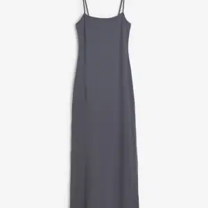 Säljer en tight lång bodycon klänning i mörkgrå, aldrig använd. Stretchigt material som följer kroppen så passar både xs-s🌻