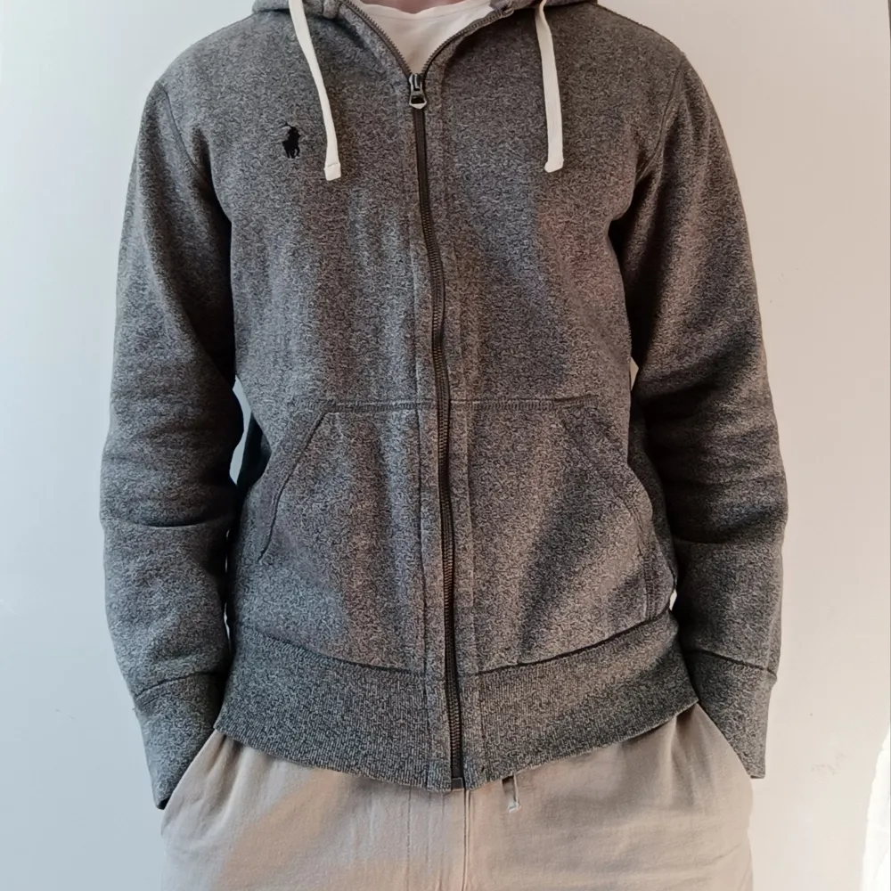 Grå Ralph Lauren zip hoodie | Storlek S men sitter lite mindre, kanske även passar XS | bra skick | Nypris: ca 2000 kr | Vårat pris: 449 kr. Hoodies.
