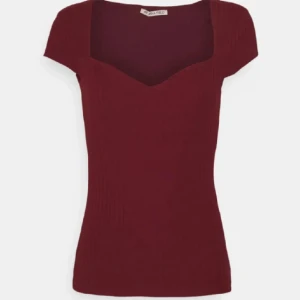 Vinröd topp - Vinröd topp från Anna Field i storlek XS Använd några få gånger och är i perfekt skick 💕 Skriv gärna vid frågor! 