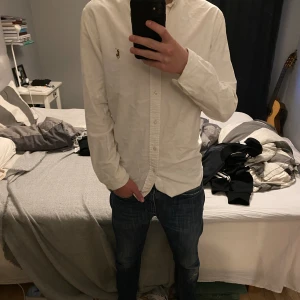 Ralph lauren skjorta - Vit ralle skjorta i storlek s sitter stor på mig som är 170  billig pga att ha gulnat lite på ryggen. Liten brun fläck på ryggen syns mycket