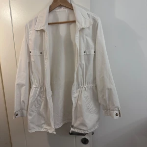 Jacka - Fin jacka som är väldigt tunn och perfekt till sommaren!! Står ingen storlek men skulle säga M/L!! 
