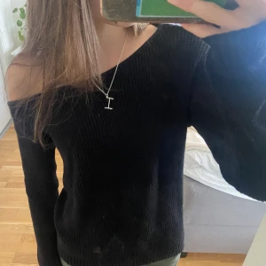 Stickad tröja  - Jättefin stickad one off shoulder tröja från Even&Odd! Använd få gånger, kom privat för mått eller fler bilder