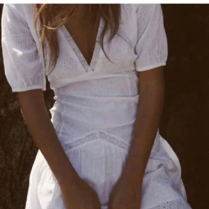 Zara klänning - Säljer min super fina klänning från zara! Använd ungefär 1 gång så i välldigt fint skick. Dock är den lite uppsydd vid urringningen som på bild 4 men inget man tänker på. Skulle även säga att den är välldigt liten i storleken då jag oftast har S