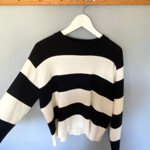 Randig tröja  - Jättefin svart och vit randig tunn stickad tröja. Köpt för 400 från muji.
