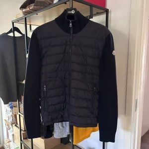 Moncler Cardigan - Navy Moncler Cardigan i nyskick, L fits M. Nypris 10.000kr mitt pris 4500 men tar emot rimliga bud. Över 80 refs från tidigare kunder finns, bara att skriva vid frågor eller funderingar! 