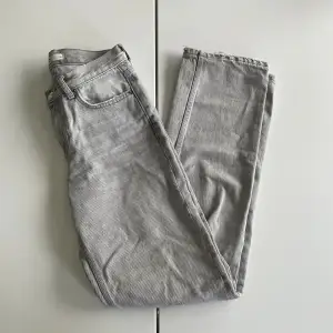 Ett par gråa Jeans andvända men i bra skick 