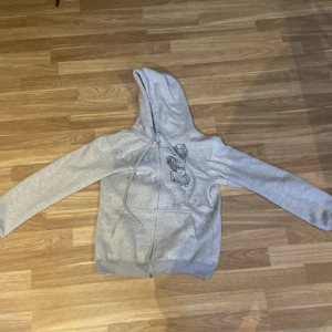 Rhinestone tröja från vonstudio   - En snygg tröja som knappt är använde skick 10/10 och kan gå ner i pris 