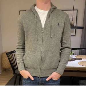 Ralp lauren merino ull - Tjena, säljer denna zip Hoodien från Ralph lauren i merino ull. Skick 9,5/10 då den bara är använd 3 gånger .Storlek M. Nypris 3999kr vårat pris 1199kr Kontakta oss ifall ni har frågor eller funderingar!