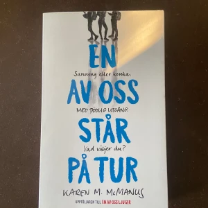 En av oss står på tur - En av oss står på tur (”one of us is next” på svenska) skriven av Karen M. McManus. Det är andra boken i serien ”En av oss ljuger” (one of us is lying). Den är oläst och helt ny!