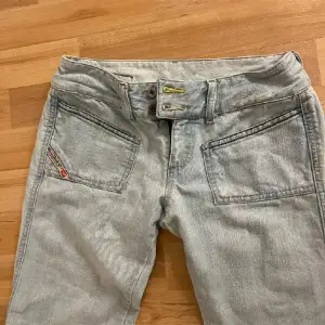 Säljer dessa fina diesel jeans som är köpta här på Plick.💓midjemått rakt över är 34 cm och innebenslängd 80cm. ☺️Köpta för 1000 men kan tänkta mig att sälja för 480 och uppåt💞skriv innan till mig innan du köper🥰