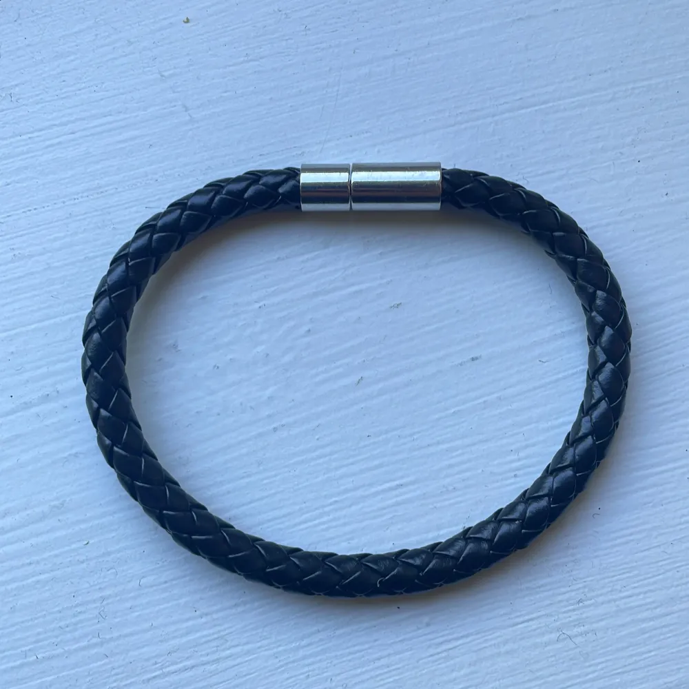 Säljer mitt flätade svarta armband i nyskick. Knappt använt eftersom jag ej gillade det. . Accessoarer.
