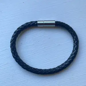 Säljer mitt flätade svarta armband i nyskick. Knappt använt eftersom jag ej gillade det. 
