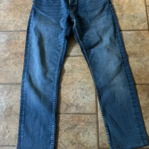 Nudie jenas, i model grim trim - Helt nya Nudie jenas i Stolek 32/32 dom är dock uppsydda någon cm längst ner, sen är de alla tags på dom!