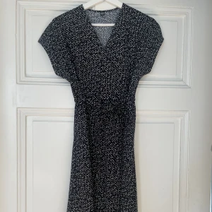 Omlottklänning - Klänning aldrig använd från uniqlo