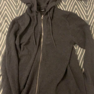 Zip hoodie - En fet kashmere liknande ziphoodie från jack and jones.