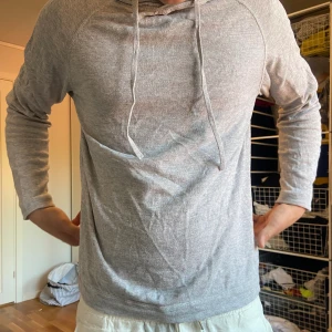 Grå stickad hoodie - Från Dressman. Skick 10/10. Använd fåtal gånger!