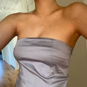 bandeautopp - Söt glansig bandeautopp i bra skick! så snygg till jeans eller kostymbyxor eller som festtopp🤩💗 hör av dig om frågor!😊