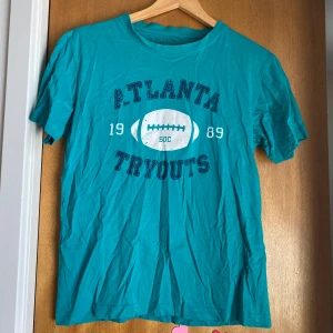 T-shirt  - Fint skick, den är lite starkare grön i verkligheten 