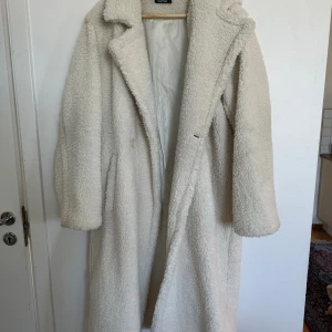 Teddy kappa - Teddy kappa från bohoo. Använd några gånger. Nypris 899kr, mitt pris 200kr