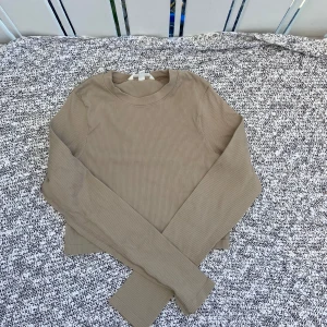 Långärmad tränings tröja - Ribbad kort tränings tröja. Använt en gång och är i bra o fint skick!
