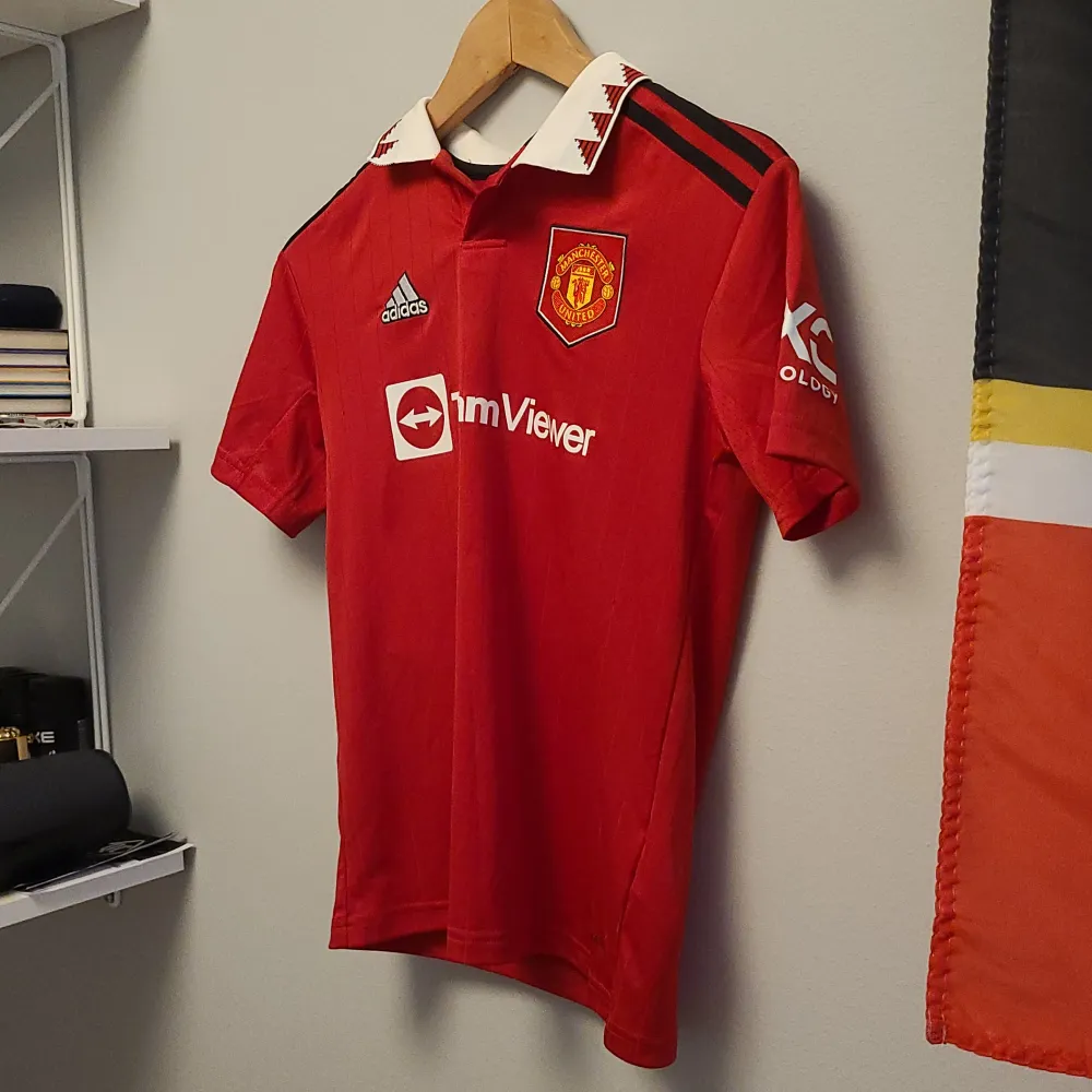 Den är en Manchester United tröja som är nästan helt oanvänd. Där bak på ryggen står det Rashford nummer 10. Pris kan diskuteras vid snabb affär!. T-shirts.