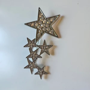Stjärnbroschyr  - Hej, säljer detta stjärnbroschyret med en pin där bak! Man kan ha den på kläder, väskor, hattar etc..rostfritt