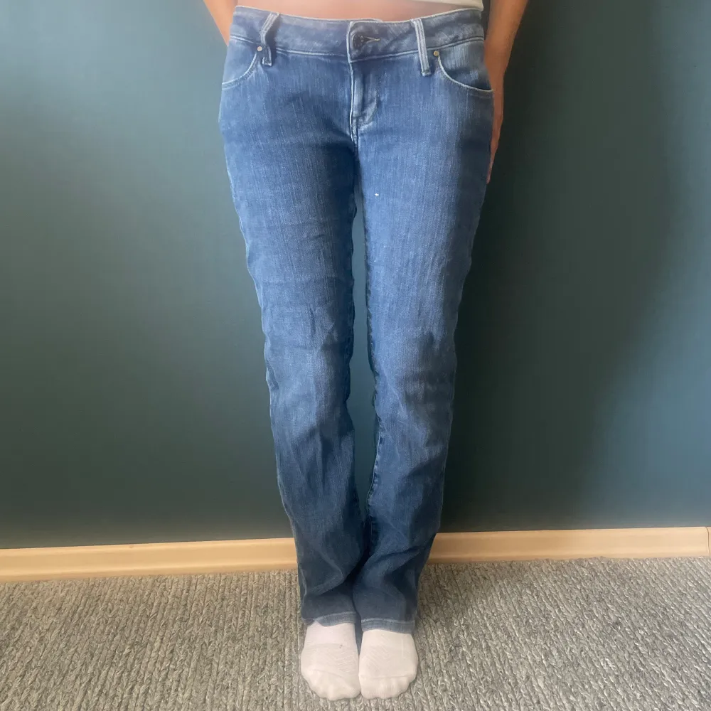 Säljer dessa fina lågmidjade Jeans, står att dem är i strl M men min syster på bilden brukar vanligtvis ha XS/S. Jeans & Byxor.