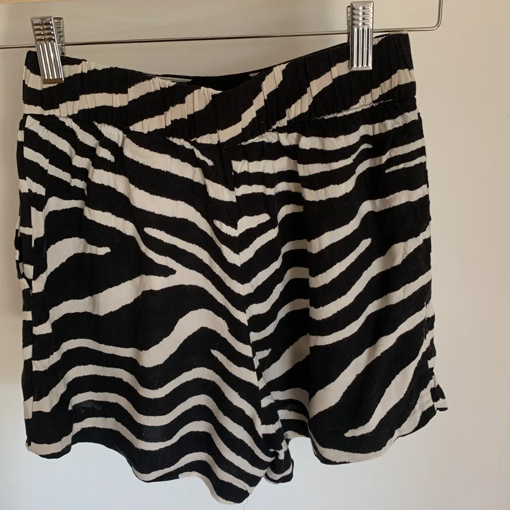 Super sköna tunna shorts från HM  i zebra mönster. Snygga på med fickor och resår vid baksidan  linning. Stl 32. Shorts.