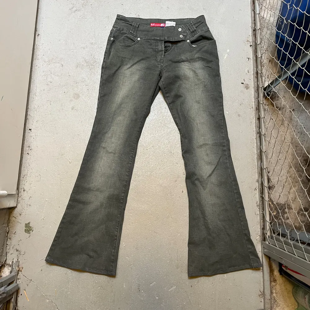 Bajs snygga jeans med GYATT  Innerbenslängd 80cm Midja 90cm . Jeans & Byxor.
