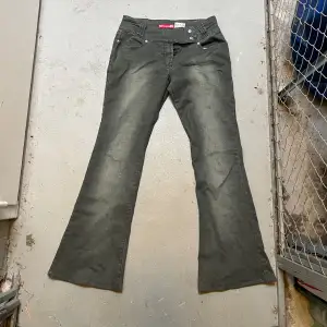 Bajs snygga jeans med GYATT  Innerbenslängd 80cm Midja 90cm 