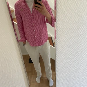 Ralph Lauren Skjorta - Tja! Säljer nu denna somriga och snygga linneskjortan från Ralph Lauren! Den har storleken M och passar perfekt till fest liksom till en sommarpromenad! Pris kan diskuteras🙌🏼 Vid minsta fråga är det bara att skriva!!