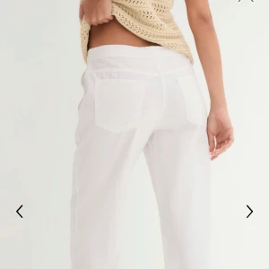 Linnebyxor - Säljer mina favorit linnebyxor då de tyvär blivit för små😢bra kvalite och bra skick på byxorna, inga defekter. I storlek 34/36. Hör av dig vid frågor eller om du vill ha fler bilder✨🌷💗