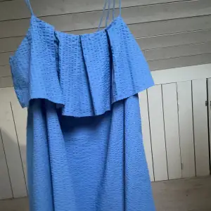 Oanvänd blå klänning ifårn arkivet. Förstor, men slutar över knäna.