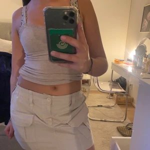 Cargo kjol - Säljer denna ur snygga cargo kjolen från Urban outfitters. Helt ny. ❤️ Nypris var ca 400kr. 