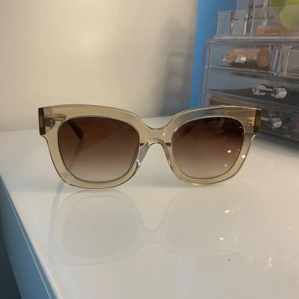 Superfina solglasögon med beige ram❤️Endast använda ett fåtal gånger så original formen är kvar!❤️. Accessoarer.