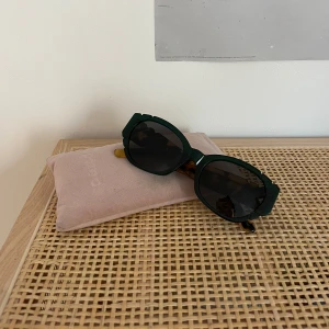 Solglasögon från Pared - Solgasögon från Pared Eyewear. Köpte för några år sedan eftef att ha sett de på Matilda Djerf.  Nypris 1700kr + frakt/tull från australien. 